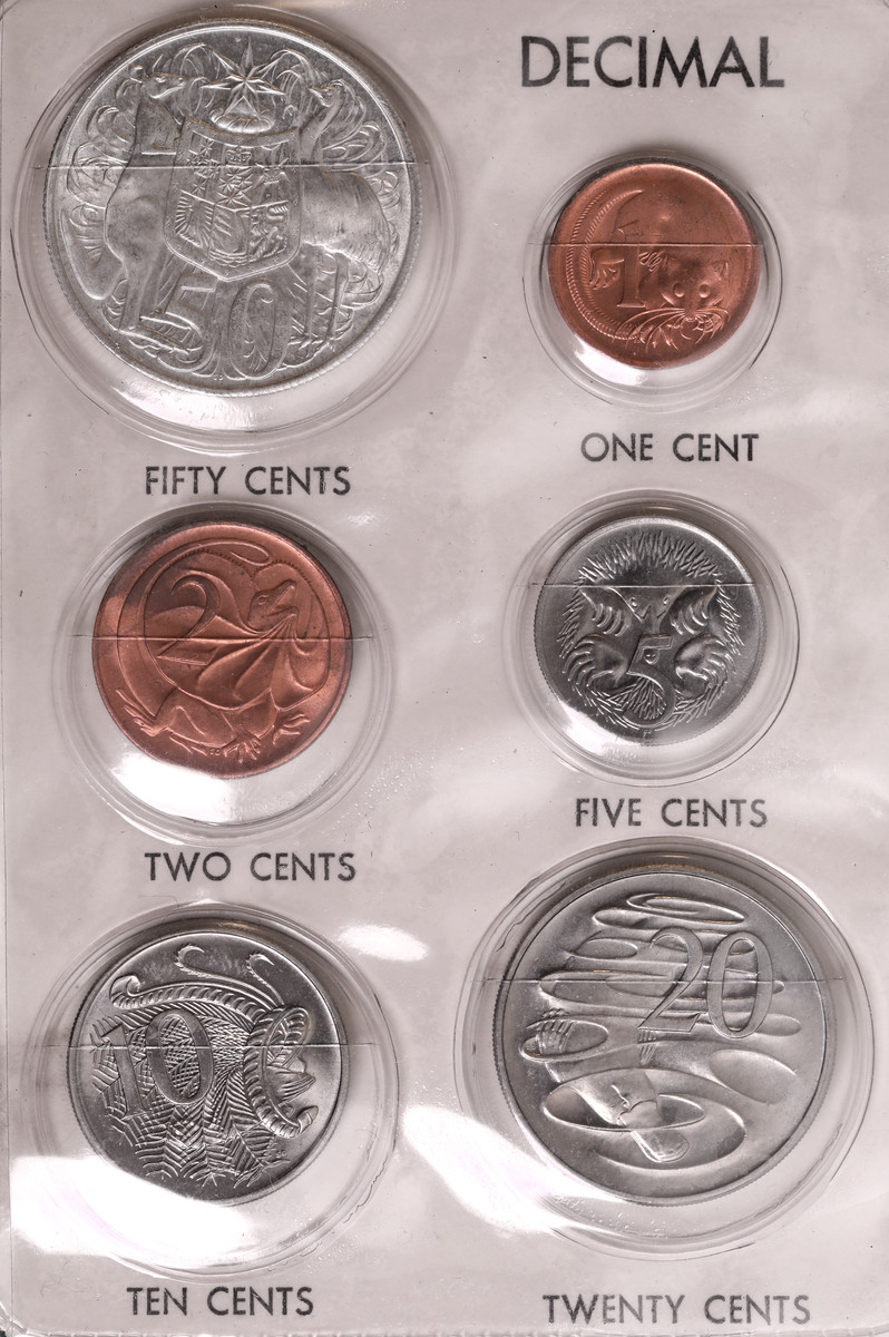 135 · AUSTRALIAN DECIMAL COINS: Elizabeth II, mint set, in green wallet.
